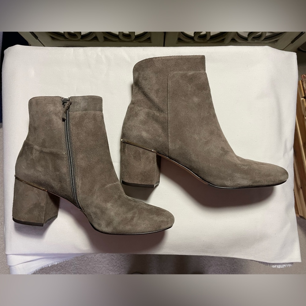 NWOT   COLE HAAN TAUPE SUEDE BOOTS   10B